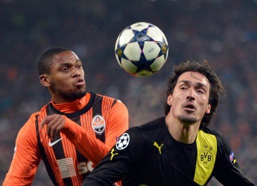 Luiz Adriano (L) of FC Shakhtar fights for the ball with Mats Hummels (R) of Borussia Dortmund during their UEFA Champions League round 16 football match in Donetsk on February 13, 2013.