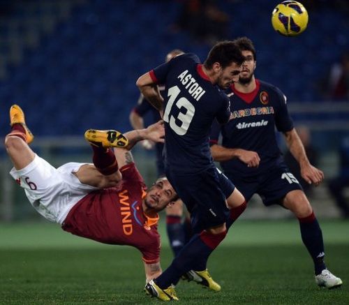 AS Roma's Pablo Daniel Osvaldo (L) fights for the ball with Cagliari's Luca Rossettini, in Rome, on Febuary 1, 2013