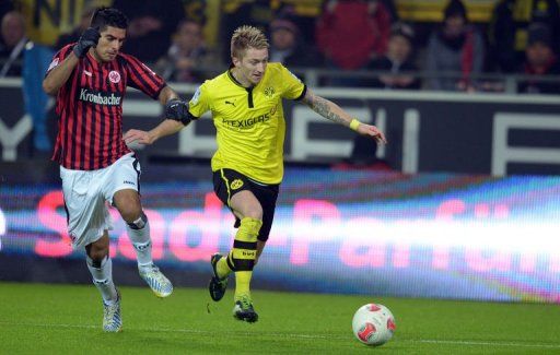 Dortmund&#039;s Marco Reus (R) and Frankfurt&#039;s Carlos Zambrano fight for the ball in Dortmund, February 16, 2013