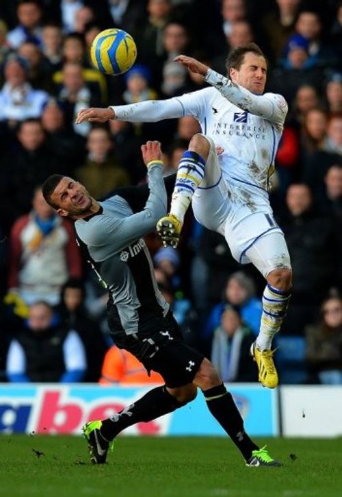 Tottenham Hotspur's Kyle Walker (L) fights for the ball with Leeds United's Luke Varney, in Leeds, on January 27, 2013