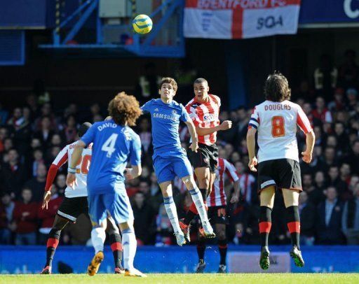 Chelsea&#039;s Oscar (centre) vies with Brentford defender Shaleum Logan on February 17, 2013