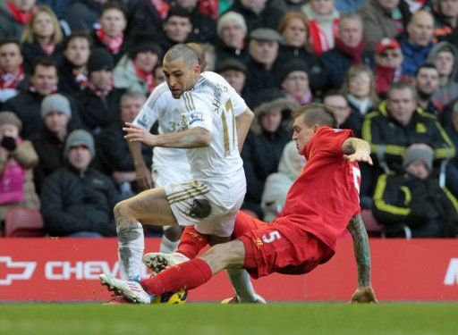 Liverpool&#039;s Daniel Agger (R) vies with Swansea City&#039;s Itay Shechter (L) at Anfield in Liverpool on February 17, 2013