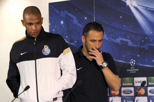 Porto&#039;s Fernando (L) and coach Vitor Pereira (R) give a press conference at Dragao Stadium on February 18, 2013