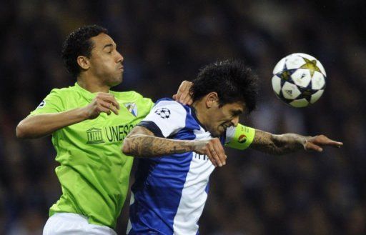 Malaga&#039;s Weligton (L) vies with Porto&#039;s Lucho Gonzales in Porto on February 19, 2013