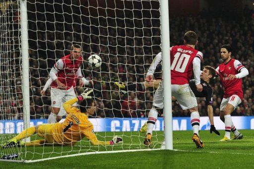 Bayern Munich&#039;s Thomas Muller (2nd R) scores in north London on February 19, 2013