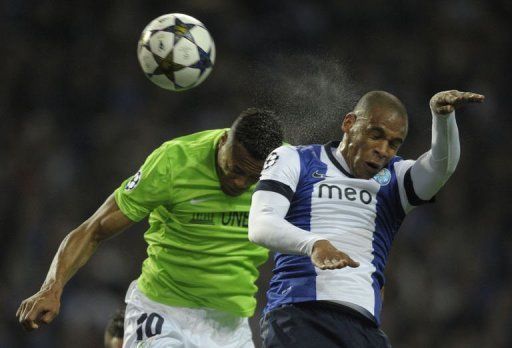 Porto&#039;s Fernando (R) heads the ball with Malaga&#039;s Julio Baptista in Porto on February 19, 2013