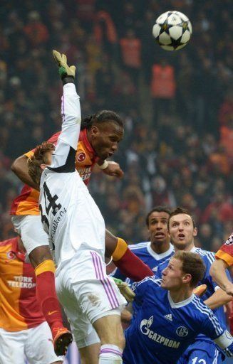 Schalke keeper Timo Hildebrand (L) jumps for the ball with Galatasaray&#039;s  Didier Drogba in Istanbul on February 20, 2013