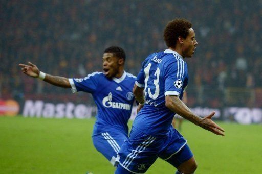 Schalke&#039;s Jermaine Jones (R) celebrates after scoring at the Ali Samiyen stadium in Istanbul on February 20, 2013