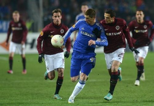 Chelsea striker Fernando Torres (C) in action against Sparta Prague on February 14, 2013