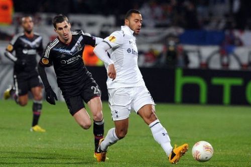 Totthenam's Moussa Dembele (L) clashes with Lyon's Maxime Gonalons on Febuary 21, 2013 at the Gerland stadium in Lyon