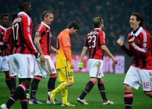 Barcelona's Lionel Messi (C) trudges off after his side lost 2-0 at AC Milan on February 20, 2013