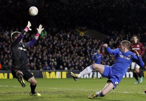 Fernando Torres (R) sees another chance go begging, against Sparta Prague, on February 21, 2013