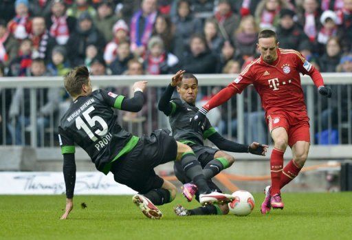 Bremen&#039;s Theodor Gerbe Selassie and Sebastian Proedl (L) chalenge Bayern Munich&#039;s Franck Ribery (R) on February 23, 2013