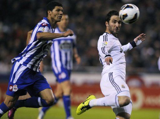 Deportivo&#039;s defender Kaka (L) clashes with Real Madrid&#039;s forward Gonzalo Higuain in Coruna on February 23, 2013