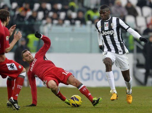 Juventus&#039; Paul Pogba (R) vies with Siena&#039;s Della Rocca (L) on February 24, 2013 in Turin