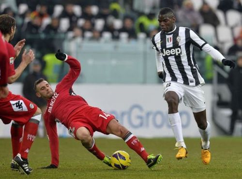 Juventus' Paul Pogba (R) vies with Siena's Della Rocca (L) on February 24, 2013 in Turin