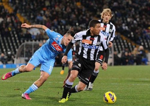 Udinese's Allan Marques Loureiro (R) vies with Napoli's Marek Hamsik in Udine on February 25, 2013