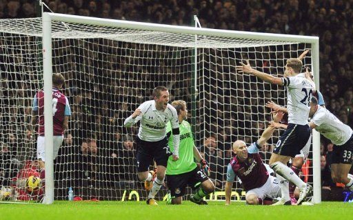 Tottenham Hotspur&#039;s Gylfi Sigurosson (2nd L) scores his team&#039;s second goal in east London on February 25, 2013