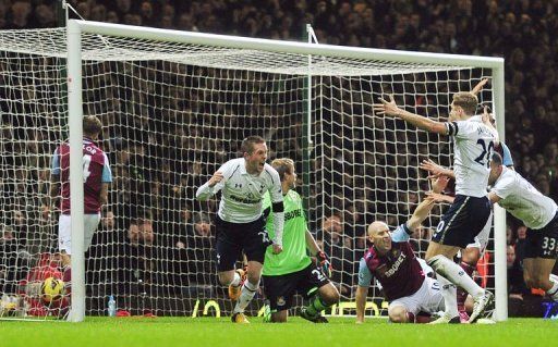 Gylfi Sigurdsson (2nd L) scores his team&#039;s second goal against West Ham on February 25, 2013