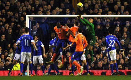 Everton&#039;s goalkeeper Tim Howard (2ndR) clears the ball at Goodison Park in Liverpool, February 26, 2013