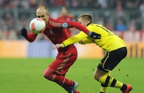 Bayern Munich's Arjen Robben (L) and Dortmund's Marco Reus fight for the ball, in Munich, on February 27, 2013