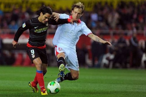 Atletico Madrid's Radamel Falcao (L) vies with Sevilla's Ivan Rakitic in Sevilla on February 27, 2013