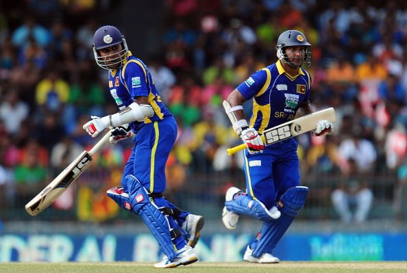 Sri Lankan captain Mahela Jayawardene (L