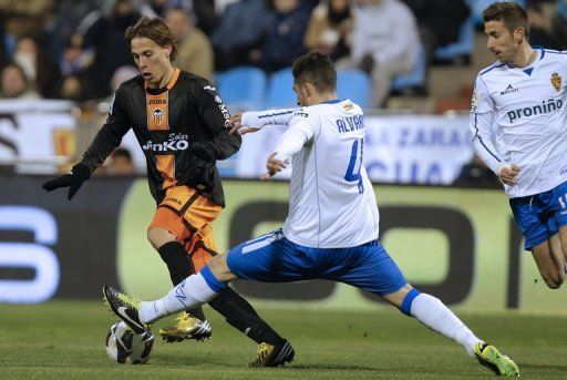 Valencia&#039;s Sergio Canales avoids a tackle from Zaragoza&#039;s Alvaro Gonzalez February  23, 2013