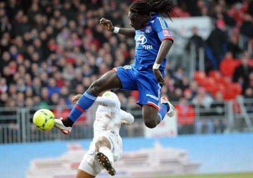 Lyon&#039;s Bafetimbi Gomis (R) vies with Brest&#039;s Tripy Makonda at the Francis Le Ble stadium on March 3, 2013 in Brest