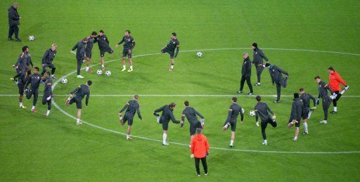 Donetsk&#039;s players warm up during a training session in Dortmund, on March 4, 2013