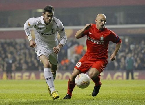 Tottenham Hotspur's Gareth Bale (L) fights for the ball with Inter Milan's Esteban Cambiasso, in London, on March 7, 2013