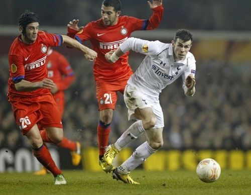 Spurs's Gareth Bale (R) with Inter's Christian Chivu (L) and Walter Gargano in London on March 7, 2013