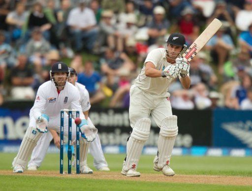 New Zealand&#039;s Hamish Rutherford (R) bats at the University Oval park in Dunedin, on March 8, 2013