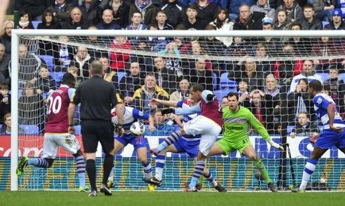 Aston Villa's English striker Gabriel Agbonlahor (C) scores at the Madejski Stadium in Reading, on March 9, 2013