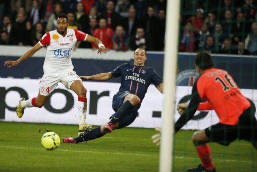 Paris Saint-Germain&#039;s forward Zlatan Ibrahimovic (C) shoots on goal, March 9, 2013 in Paris