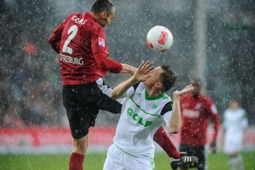 Freiburg's defender Pavel Krmas (L) and Wolfsburg's striker Ivica Olic fight for the ball in Freiburg, March 9, 2013