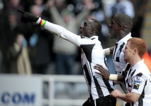 Newcastle's Papiss Cisse (L) celebrates scoring the winning goal at St James' Park on March 10, 201