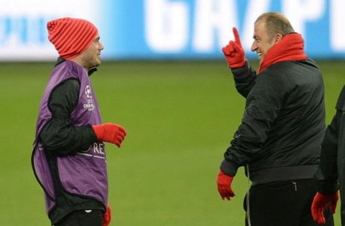 Galatasaray's head coach Fatih Terim (R) talks to Wesley Sneijder in Gelsenkirchen on March 11, 2013