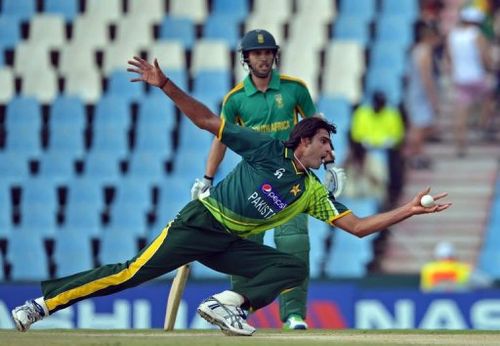 Mohammad Irfan of Pakistan takes a catch of his own bowling to dismiss South Africa's Faf du Plessis, March 15, 2013