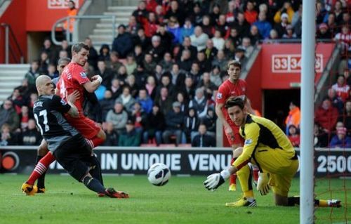 Southampton's Morgan Schneiderlin (C) scores a goal in Southampton on March 16, 2013