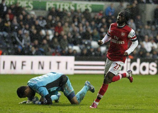 Arsenal&#039;s striker Gervinho (R) celebrates scoring a goal at The Liberty Stadium in Swansea, Wales, on March 16, 2013