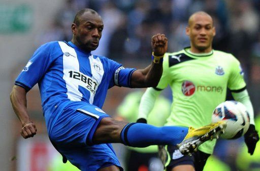 Wigan&#039;s Emmerson Boyce (L) clears the ball away from Newcastle&#039;s Yoan Gouffran in Wigan on March 17, 2013