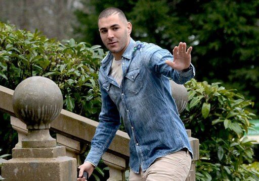 Karim Benzema arrives at the French national football team training camp in Clairefontaine on March 18, 2013