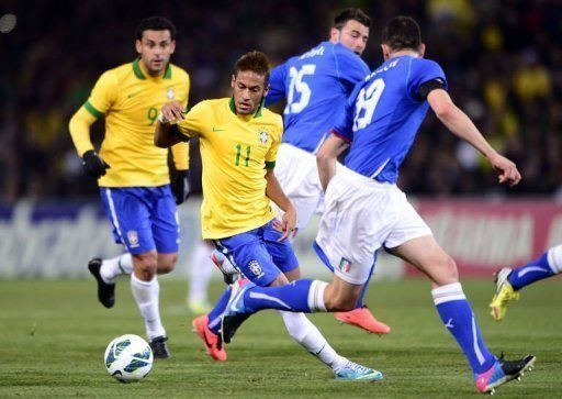 Brazil&#039;s Neymar (C) vies with Italy&#039;s Leonardo Bonucci (R) on March 21, 2013 at the stadium of Geneva