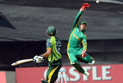 Younis Khan sees the ball soar over AB de Villiers during the fifth and final one-day international on March 24, 2013