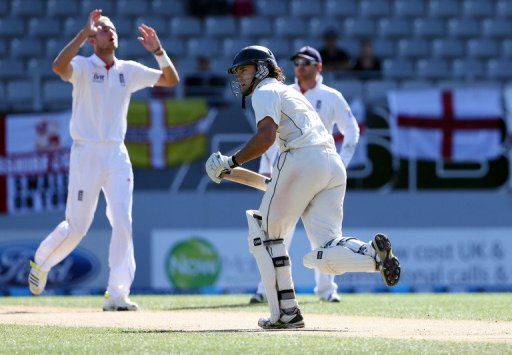 New Zealand&#039;s Dean Brownlie (front) and England&#039;s Stuart Broad (L) during their final Test on March 25, 2013