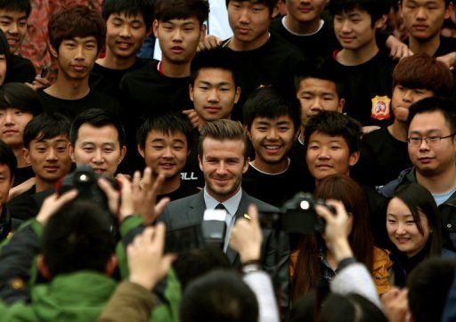 David Beckham (C) poses for a photo with young Chinese players at the Zall Football Club in Wuhan on March 23, 2013