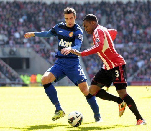 Sunderland defender Danny Rose (R) vies with Manchester United striker Robin van Persie (L) on March 30, 2013