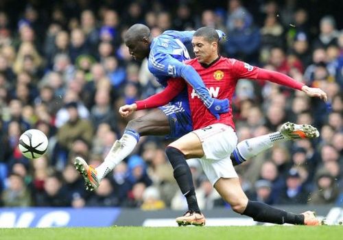 Manchester United's Chris Smalling (R) vies with Chelsea's Demba Ba (L) at Stamford Bridge on April 1, 2013