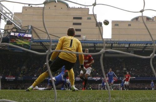 Chelsea's Demba Ba (L) scores past Manchester United's goalkeeper David De Gea in London on April 1, 2013